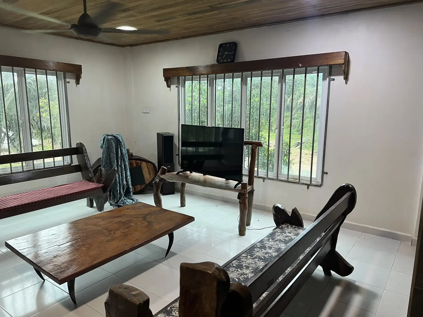 Ruang tamu Villa Bunian dengan pemandangan hijau