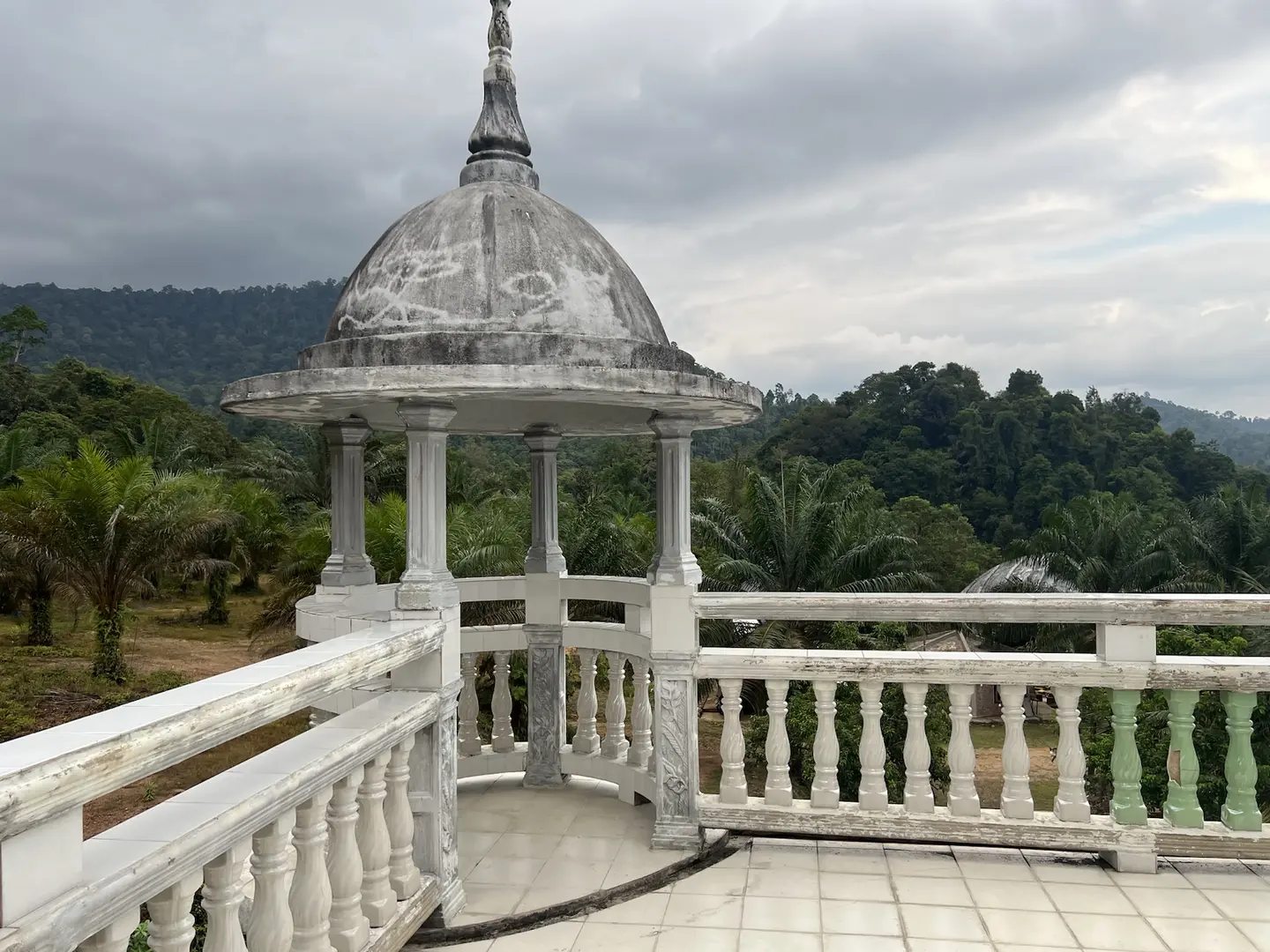 Balkoni Villa Bunian menghadap kawasan hijau